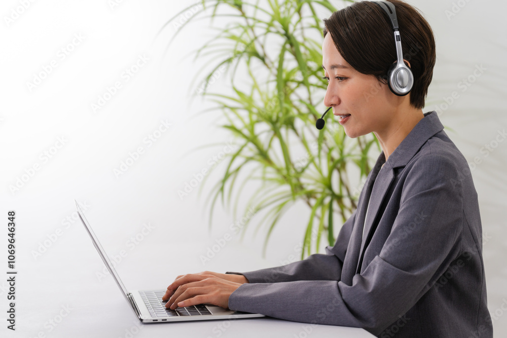 ビジネススーツを着ている若い女性　ビジネスイメージ