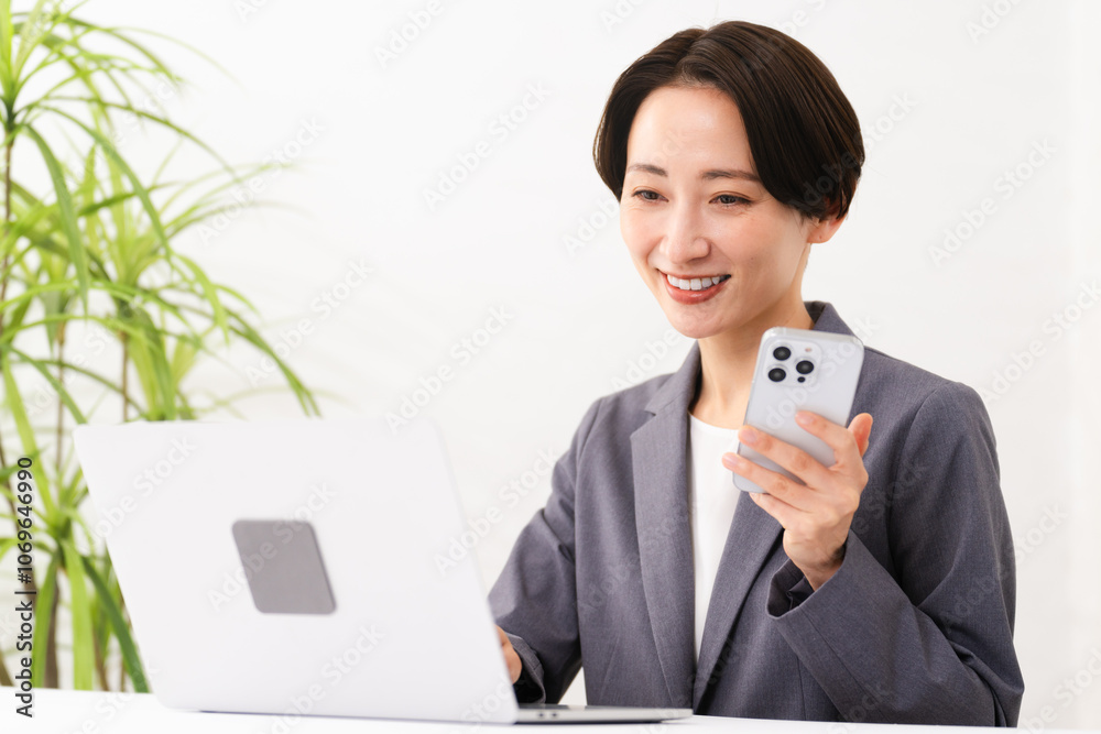 ビジネススーツを着ている若い女性 ビジネスイメージ ビジネススーツを着ている若い女性 ビジネスイメージ