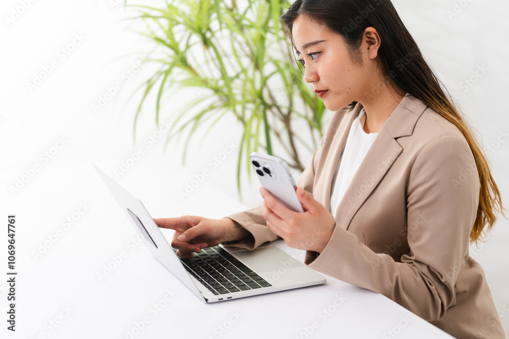 ビジネススーツを着ている若い女性 ビジネスイメージ
ビジネススーツを着ている若い女性 ビジネスイメージ
