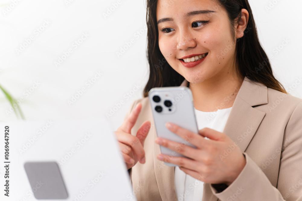 ビジネススーツを着ている若い女性 ビジネスイメージ
ビジネススーツを着ている若い女性 ビジネスイメージ