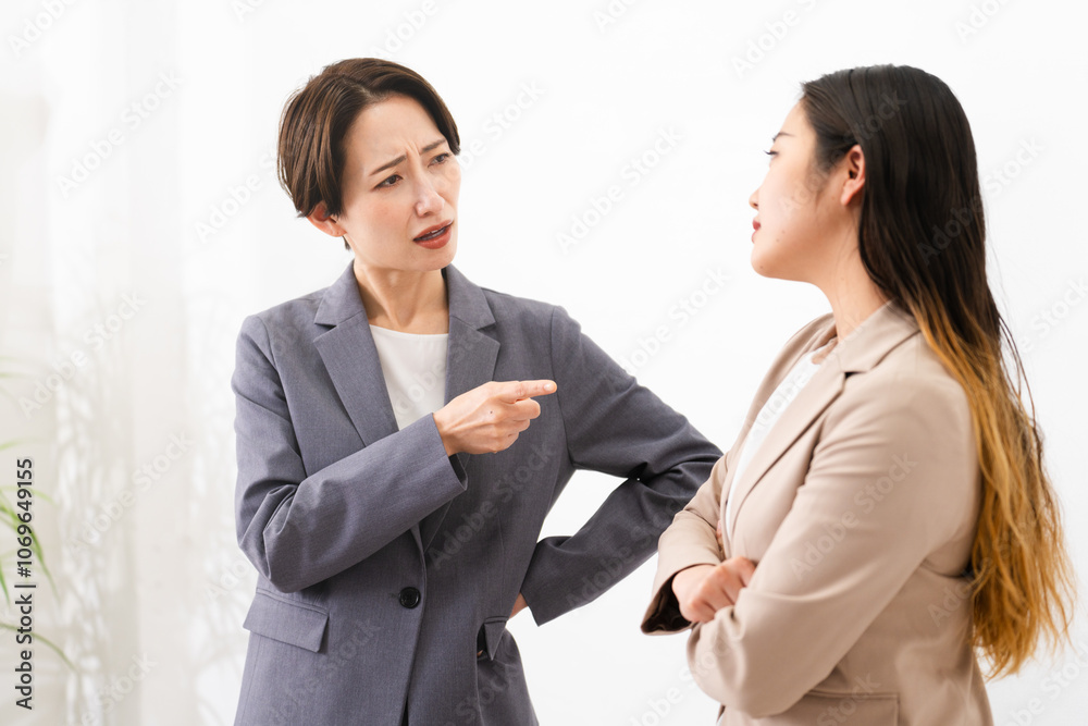 ビジネススーツを着た2人の女性　ビジネスイメージ	
