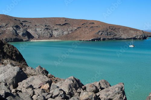 Embarcación a las orillas de playa Balandra en Baja California Sur México photo