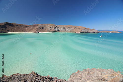 Canvastavla Turistas descansando en Playa Balandra, una de las más impresionantes de todo Mé