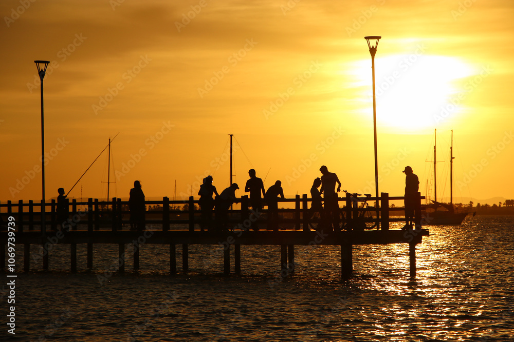 Personas disfrutando de el atardecer en La Paz México