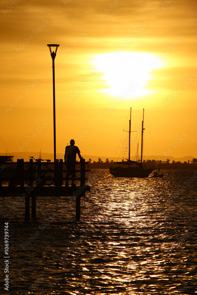 Contemplando la puesta del sol en las playas de la Paz México