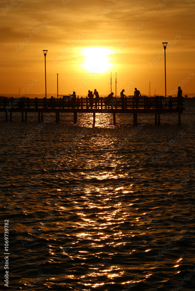 Playa y muelle al atardecer en La Paz México