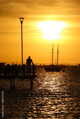 Obraz na płótnie Contemplando la puesta del sol en las playas de la Paz México w salonie