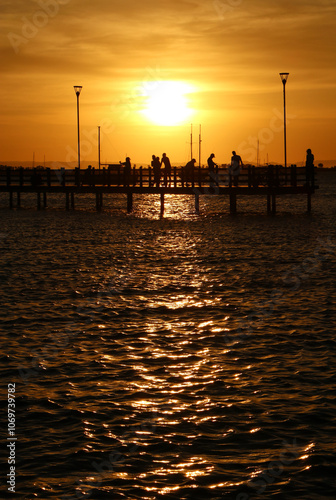 Playa y muelle al atardecer en La Paz México