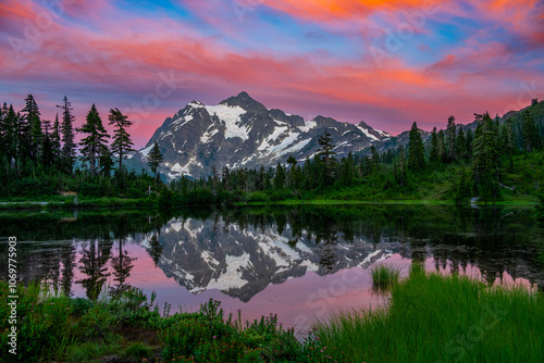 Fototapeta Naklejka Na Ścianę i Meble -  North Cascades National Park Picture Lake View Point Mt Braker Shuksan Seattle Washington State