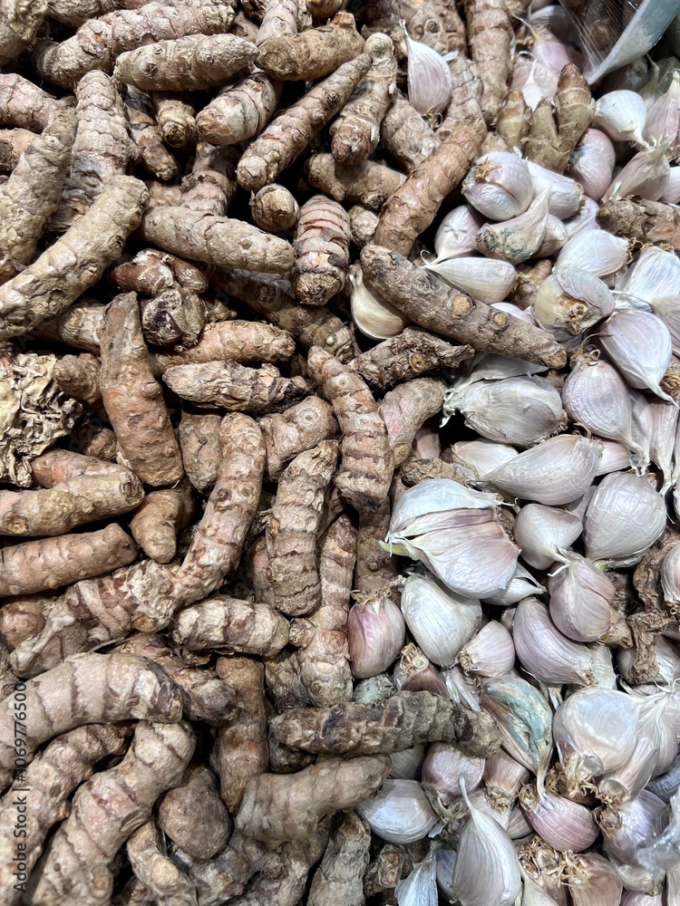 Photo of a group of turmeric and garlic in a container Photo of a group of turmeric and garlic in a container
