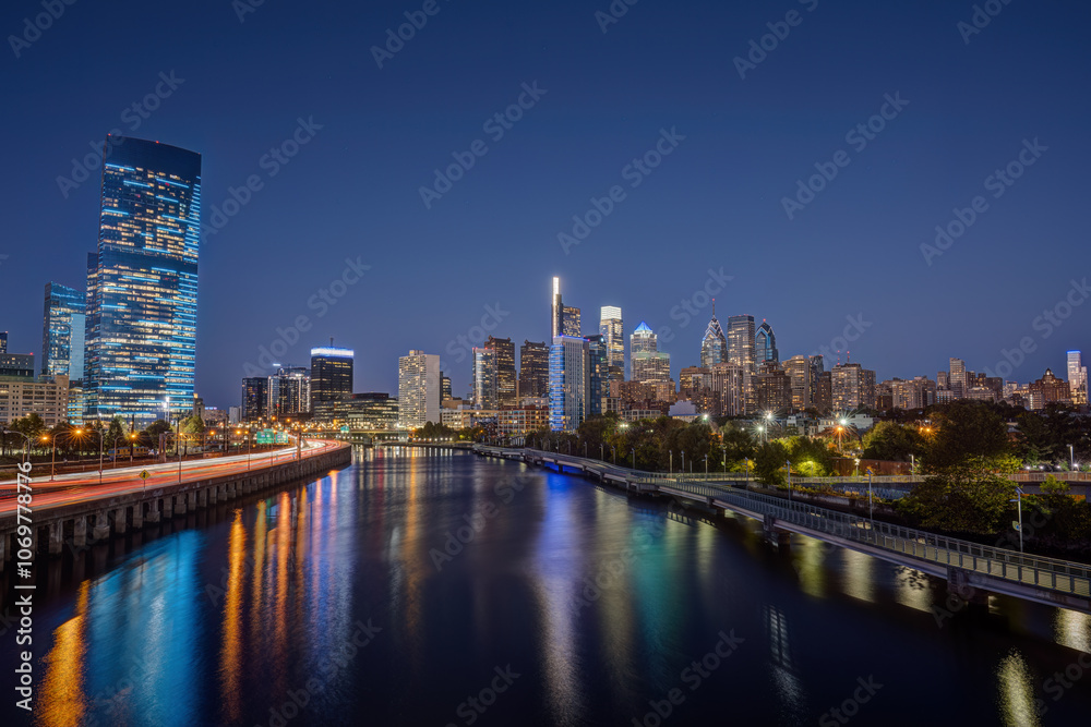 Obraz premium The skyline of Philadelphia with the Schuylkill River at night