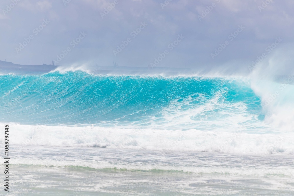 Obraz premium Powerful Ocean Waves Crashing on a Sunny Day
