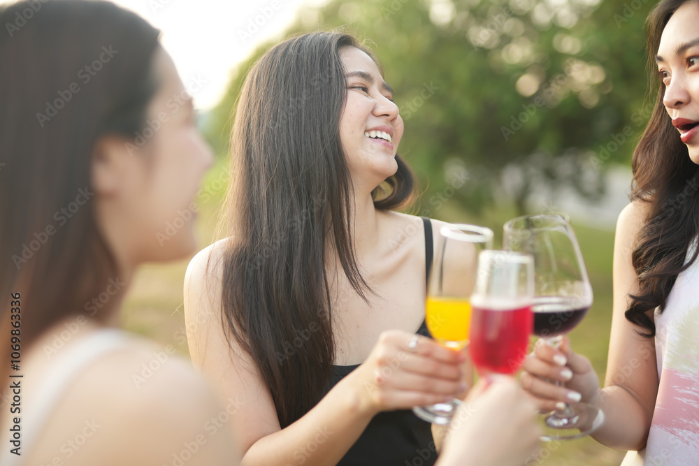 Friends are celebrating at a party, nightclubs are raising wine glasses to celebrate friendship. Friends are celebrating at a party, nightclubs are raising wine glasses to celebrate friendship.