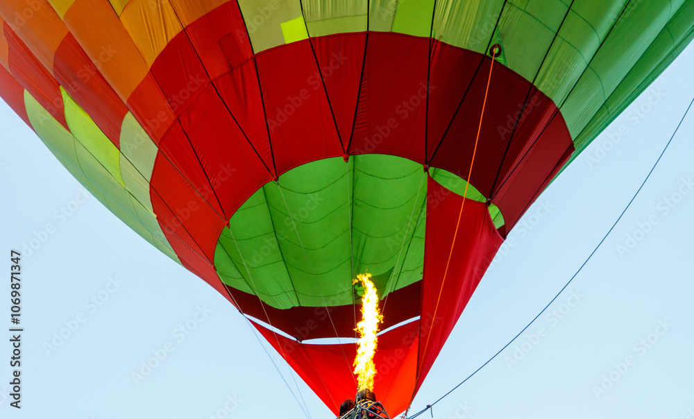 Obraz premium A hot air balloon with a fire in the middle of it