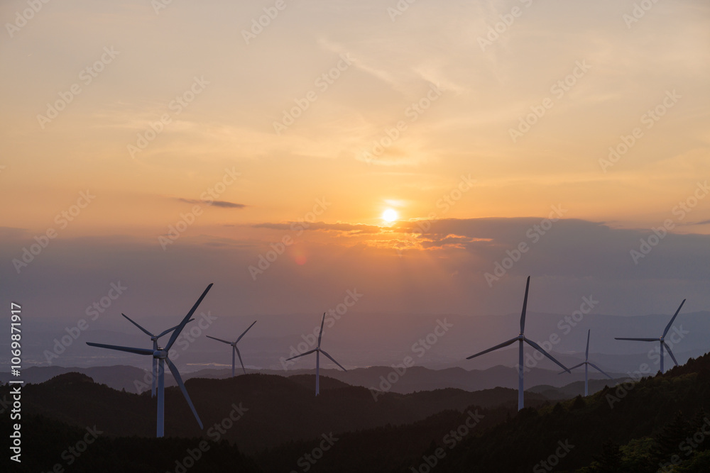 Obraz premium 風力発電_夕景_青山ウィンドファーム_7月