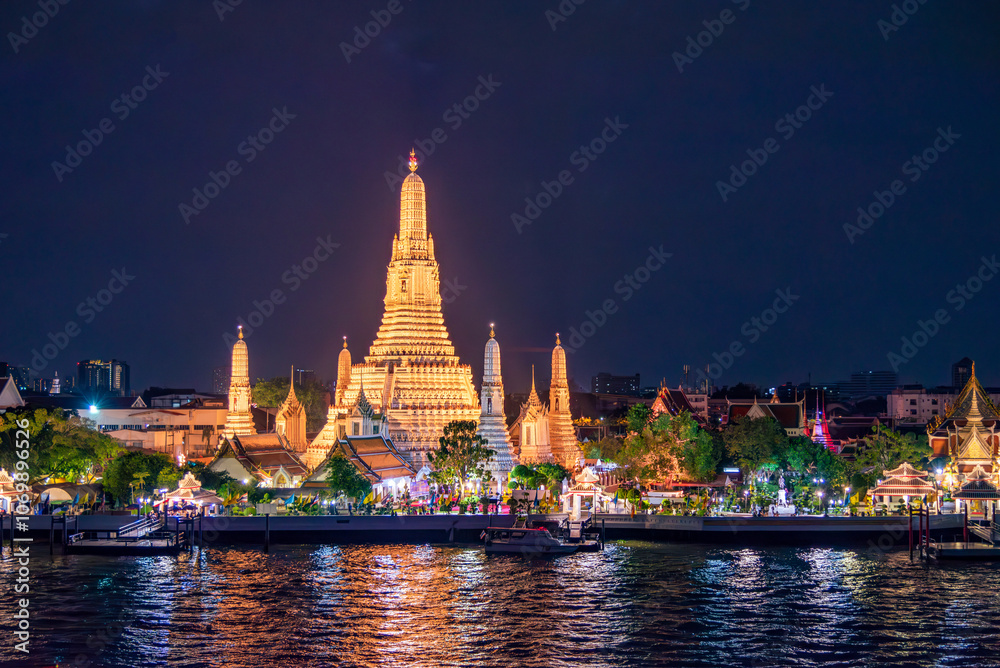 Obraz premium The most beautiful Viewpoint Wat Arun,Buddhist temple in Bangkok, Thailand 