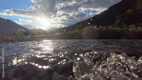 夕日に照らされる川の水面