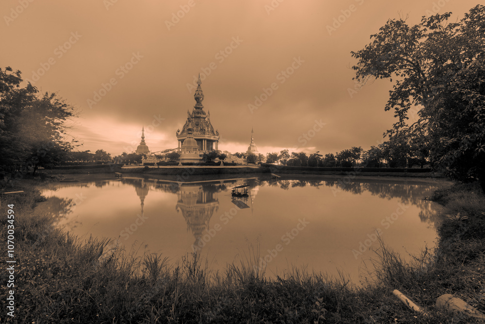 Obraz premium The background of an important tourist attraction in Khon Kaen Province (Wat Thung Setthi) is a large pagoda in the middle of a swamp, tourists always come to see the beauty in Thailand