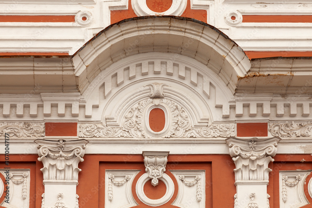 Obraz premium A fragment of the facade of an old mansion decorated with various stucco