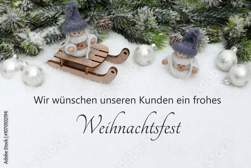 Weihnachtskarte: Weihnachtsgrüße mit roten Weihnachtskugeln und Weihnachtsdekoration im Schnee. Wir wünschen unseren Kunden ein frohes Weihnachtsfest. photo