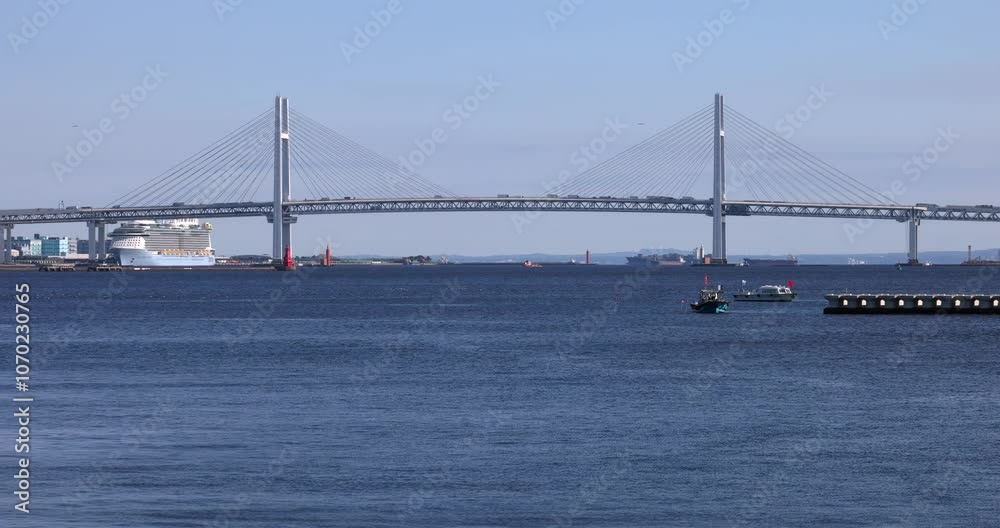 海にかかる大きな橋が見える港の風景。 海にかかる大きな橋が見える港の風景。