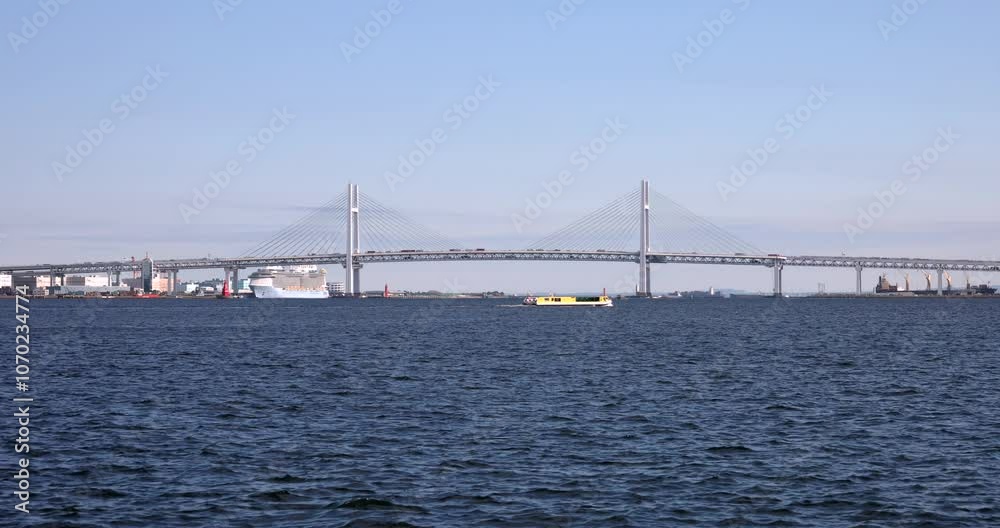大きな橋と黄色い船が見える港の風景。 大きな橋と黄色い船が見える港の風景。