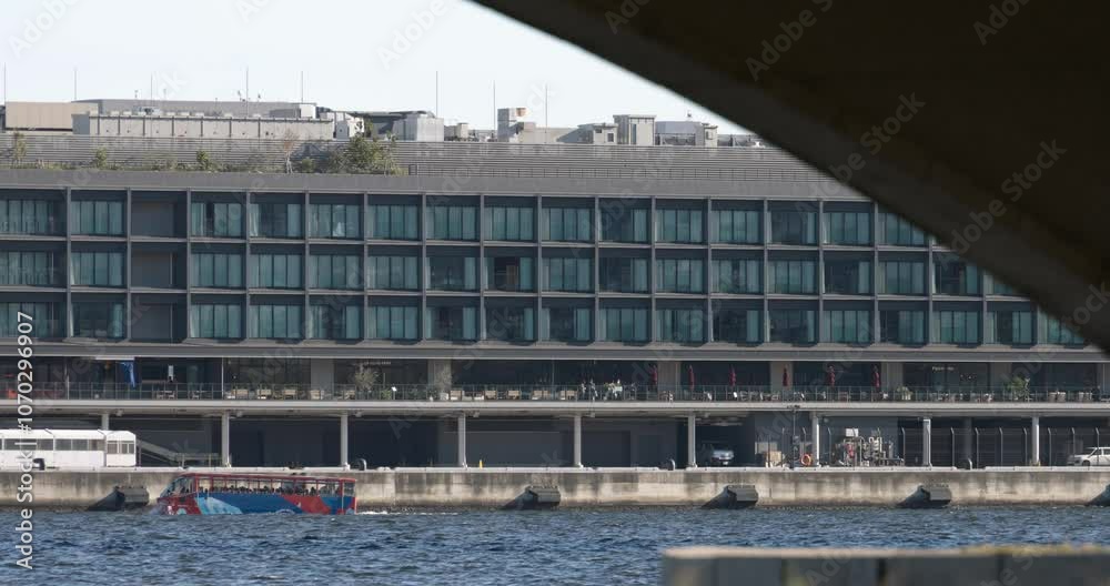 橋の下からビルが建つ桟橋を見た風景。 橋の下からビルが建つ桟橋を見た風景。