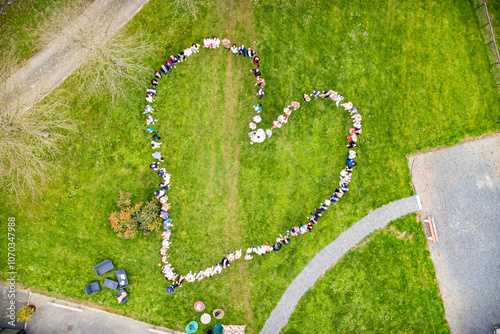 Photo aérienne d'un groupe en forme de coeur, mariage	
 photo