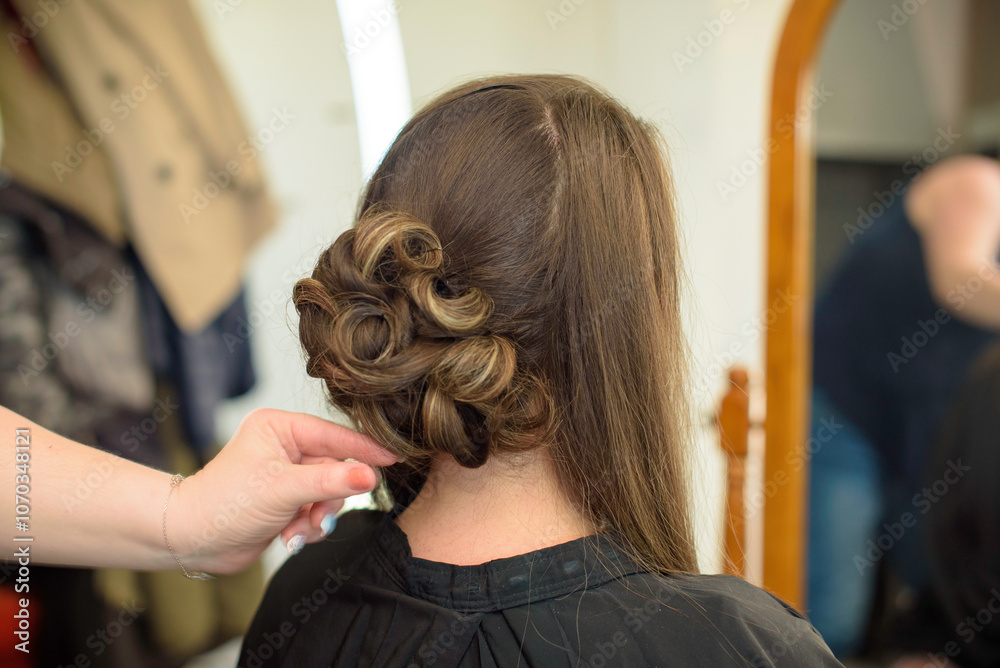 Fototapeta premium Coiffeuse, coiffure et chignon de mariage