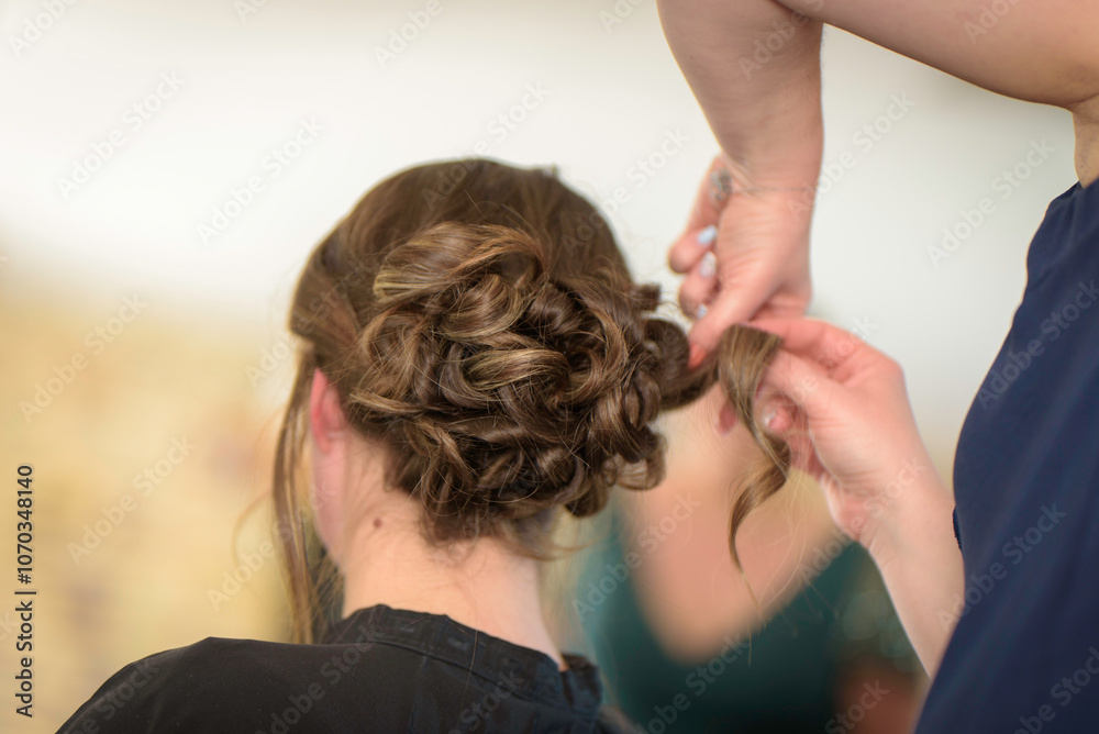 Naklejka premium Coiffeuse, coiffure et chignon de mariage