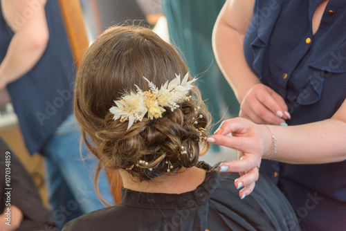 Coiffeuse, coiffure et chignon de mariage