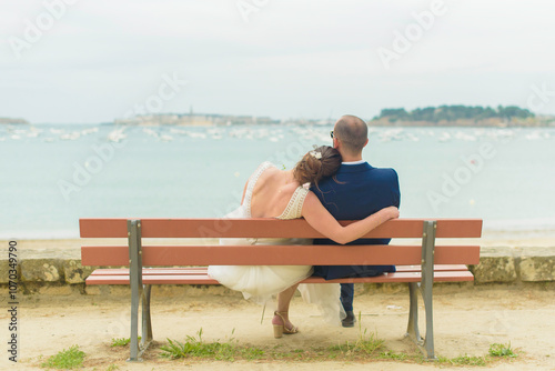 Mariés sur un banc face à la Mer photo