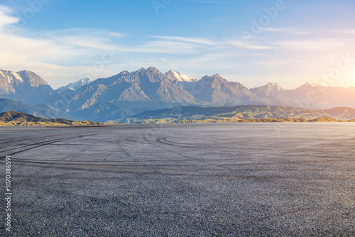 Obraz na płótnie Asphalt road square and mountain natural landscape at sunset. car background. w salonie
