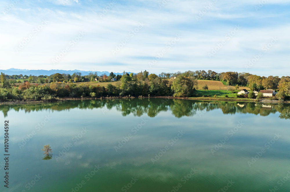 Obraz premium Lac vert et reflets