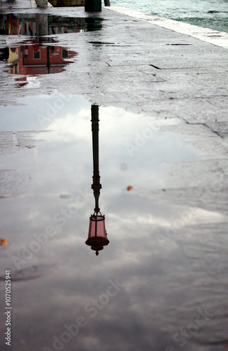 jour de pluie, reflet de lampadaire dans une flaque d'eau photo