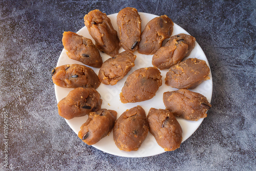 Obraz na płótnie Turkish traditional homemade pine peanut flour halva, Turkish dessert. w salonie