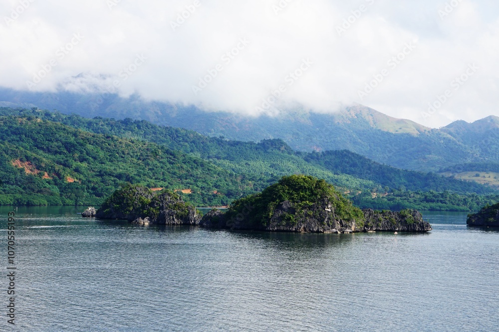 Panorama na tropikalne wyspy znajdujące się niedaleko wybrzeża. Zdjęcie przedstawia tropikalną naturę, która znajduje się na wyspie Palawan, Filipiny. Panorama na tropikalne wyspy znajdujące się niedaleko wybrzeża. Zdjęcie przedstawia tropikalną naturę, która znajduje się na wyspie Palawan, Filipiny.