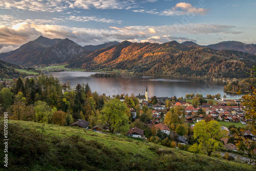 Schliersee zum Sonnenaufgang im Herbst