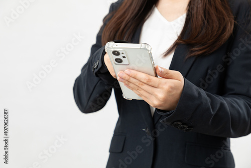 スーツ姿の女性がスマホ操作する03 photo