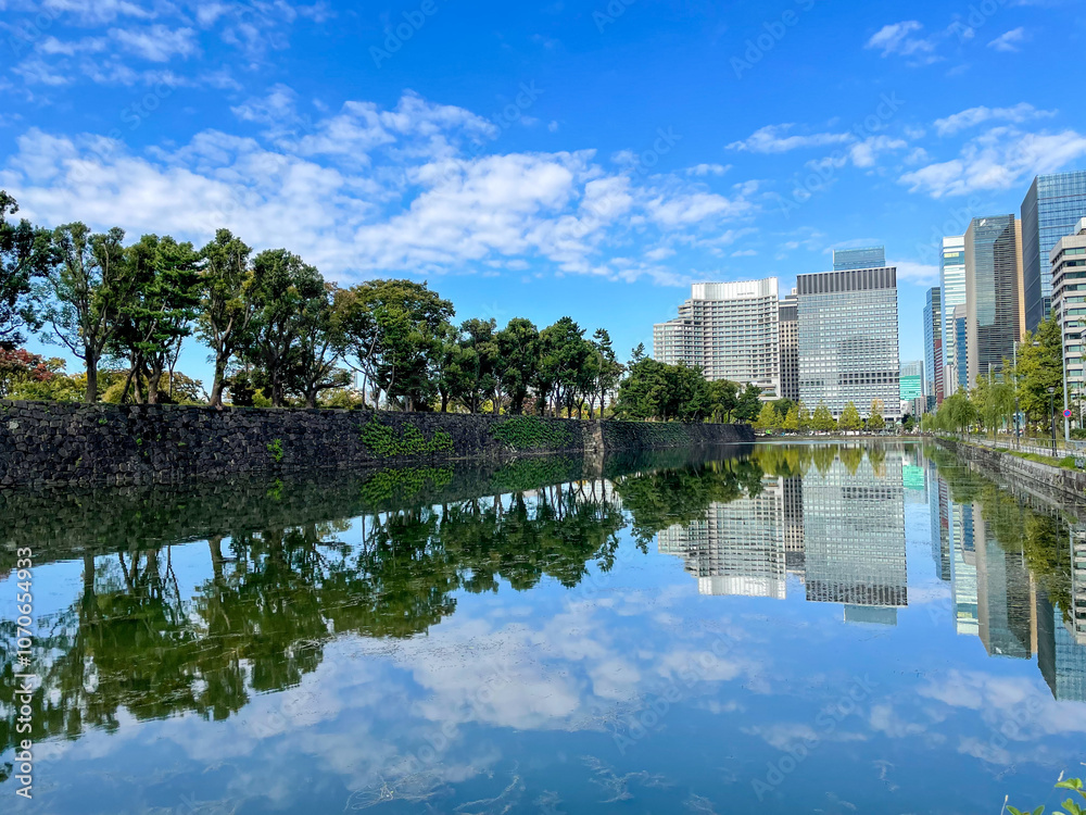 皇居のお堀に鏡のように映る東京丸の内と大手町のビル群 皇居のお堀に鏡のように映る東京丸の内と大手町のビル群