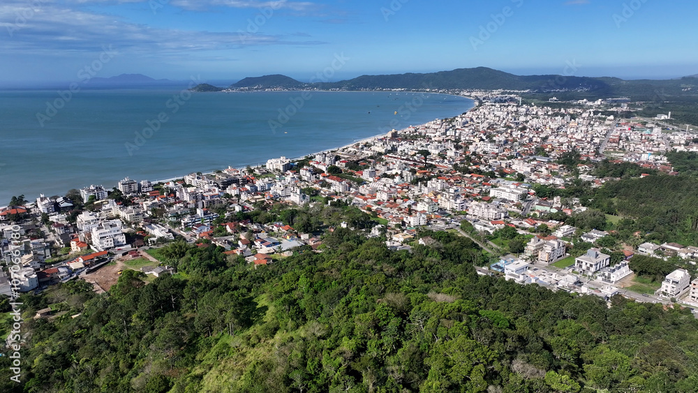 Obraz premium Canasvieiras Beach At Florianopolis In Santa Catarina Brazil. Beach Skyline. Nature Landscape. Summer Travel. Canasvieiras Beach At Florianopolis In Santa Catarina Brazil. Tropical Scenery.