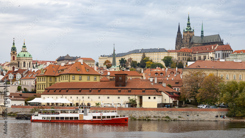 Obraz premium château médiéval de Prague sur la colline au dessus de la Vltava