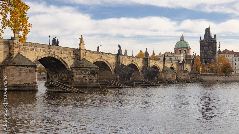 Obraz premium Le pont Charles (en tchèque : Karlův most) est un pont qui relie la Vieille Ville de Prague (Staré Město en tchèque) au quartier de Malá Strana, au pied du château de Prague.