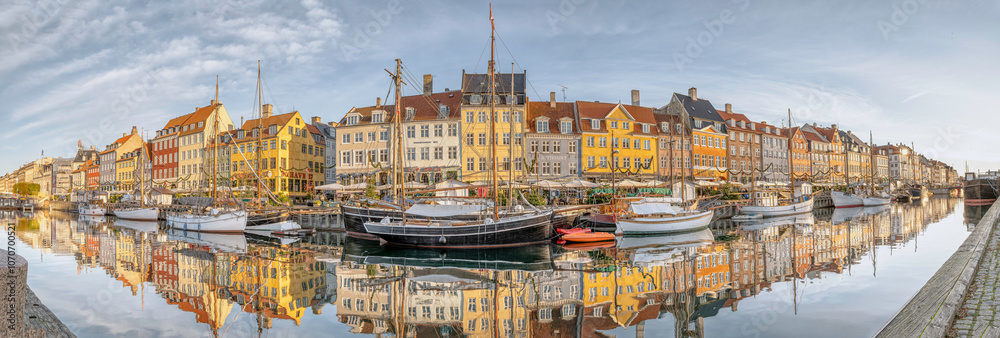 Φωτογραφία panorama of Nyhavns Kanal in Copenhagen, where colorful houses are reflected in