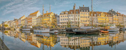 Obraz na płótnie Panorama of Copenhagen New Harbour and its picturesque buildings reflected in the water w salonie