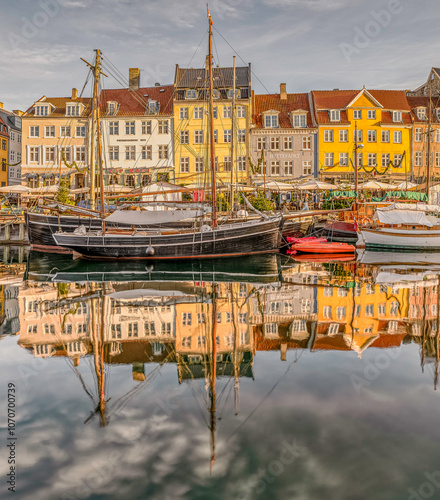 Obraz na płótnie Panorama of Copenhagen New Harbour and its picturesque buildings reflected in the water w salonie