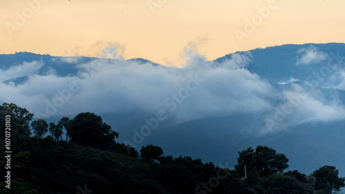 Fotografie Coucher de soleil enchanteur dans le massif des Maures avec des nuages rasant la