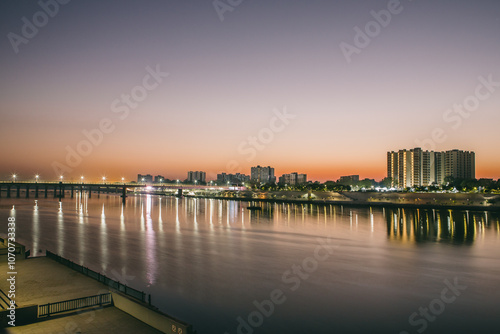 Fotografía Ahmedabad's (Gujarat, India) waterfront on the banks of river Sabarmati during dawn, just before sunrise