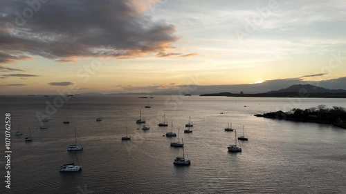 Vista aérea de hermosos veleros atracados en la bahía de amador panamá al atardecer.