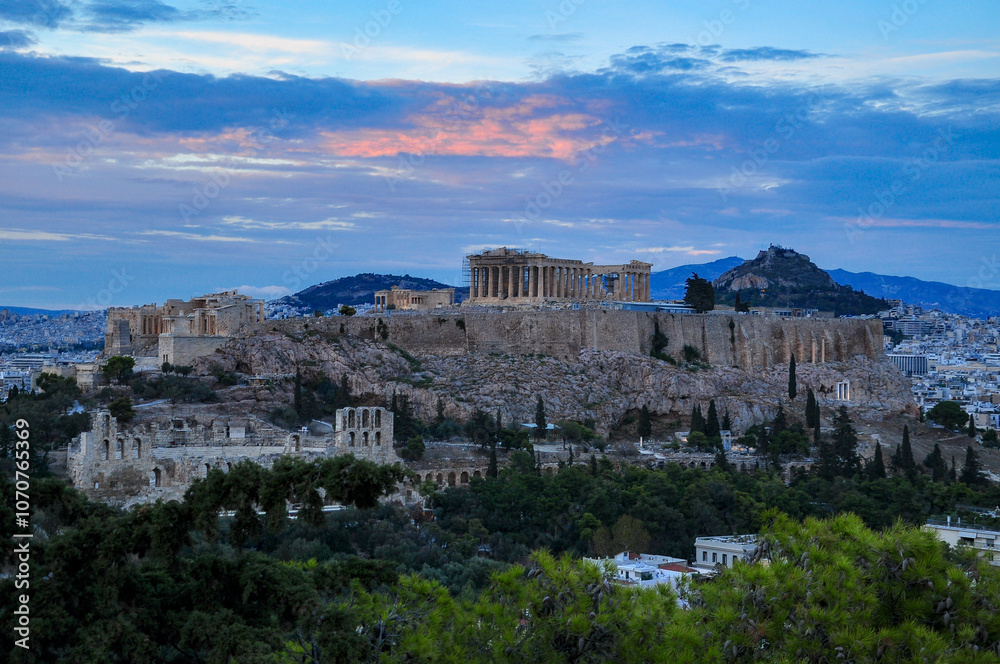Obraz premium Akropolis bei Sonnenuntergang in Athen Griechenland vom Philopapposhügel